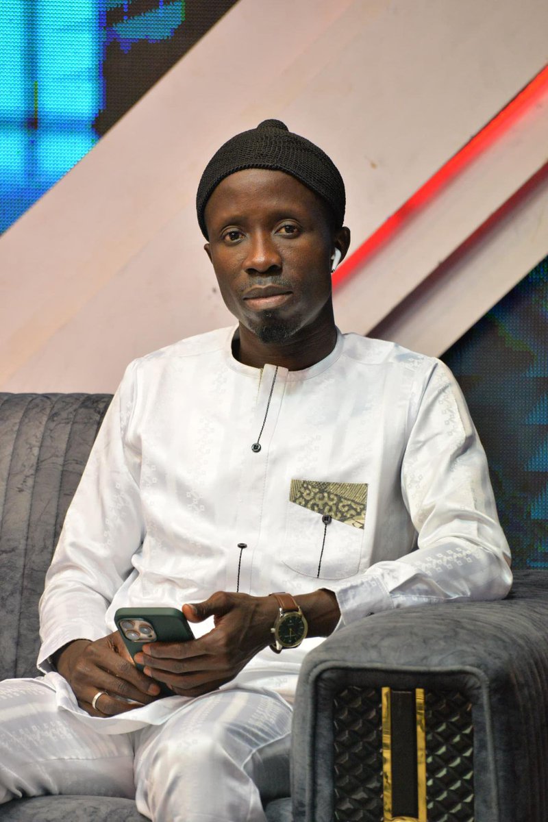 ngenaar's tweet photo. Abdou Nguer a été placé sous mandat de dépôt par le juge du 3e cabinet. Il n'a commis aucune infraction, et ses propos ne sont pas illégaux. Ces pratiques ne sont rien d'autre qu'un abus de pouvoir. 
À Mubuto : sache que tu ne fais peur à personne. Concentre-toi sur le travail ou propose une feuille de route plutôt que de nous servir un feuilleton.
