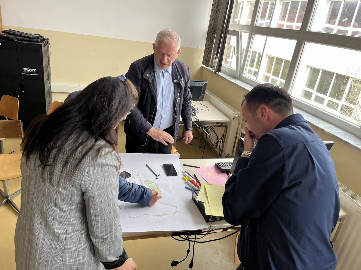 KosovoIOM's tweet image. 🎉 The 5th cycle of #MoviEQ training kicks off in Kamenice/a!

From 15–22 April, 17 teachers from 4 schools are gaining tools to empower students with emotional intelligence, critical thinking &amp;amp; self-reflection.

Supported by @UNPeacebuilding, @UNICEFKosovo &amp;amp; @IOMKosovo 📚 #YESS