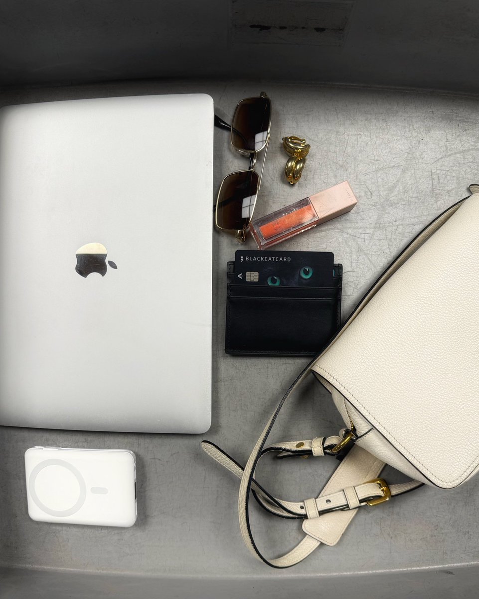 Don’t forget your power bank… and your financial power 💳

If airport security could scan for spending habits, yours would say: smart budgeting, financial confidence, and bonus program power user 💪🏻

#fintech #blackcatcard #onlinebanking