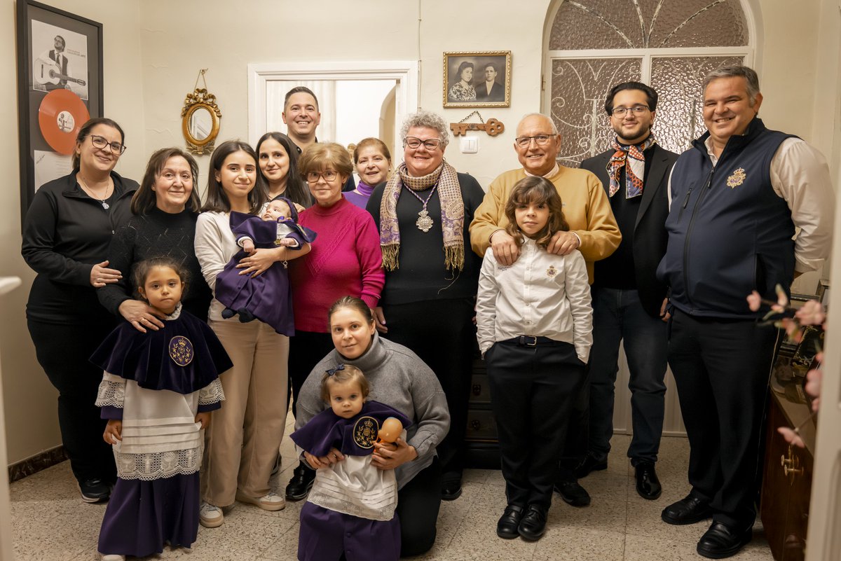 Con la misma ilusión que quién prepara en estos momentos su túnica para la madrugá o coge alguna torrija a deshora en la cocina  esperamos a que llegue el momento de ver en la calle a  nuestro Nazareno.

 Seguimos grabando, que tengáis buen jueves santo y buena madrugá

📸 LiaPic