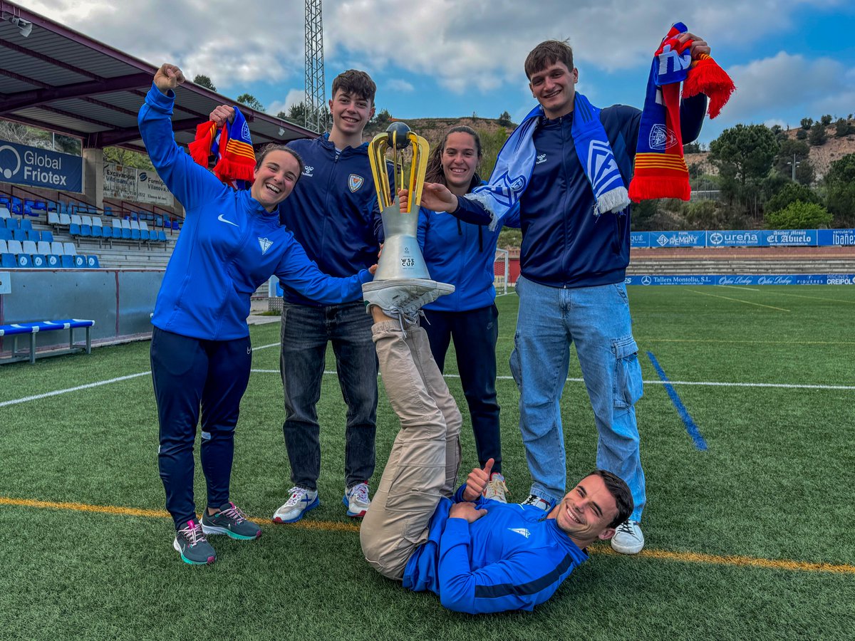 IgualadaHC's tweet photo. 🏆LA CIUTAT DELS CAMPIONS🏆
Us vam prometre que tornaríem amb la copa, i hem complert! I això també és vostre, perquè aquí va jugar una ciutat, i aquí ha guanyat una ciutat!
SOM-HI IGUALADA! CAMINEM SEMPRE ENDAVANT!💙❤
#b2b #WSEC #somhigualada #caminemsemprendavant https://t.co/DAI0FT8zlN