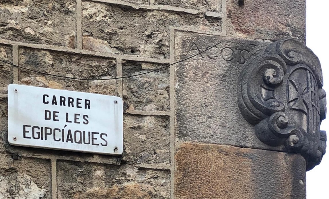 historiesdebcn's tweet image. Al #Raval, al costat de l'antic Hospital de la Santa Creu, hi ha el carrer de les Egipcíaques.  

El seu nom prové de l'antiga Casa de les Egipcíaques, on les "fembres públiques", és a dir, les prostitutes, eren recloses durant la Setmana Santa.