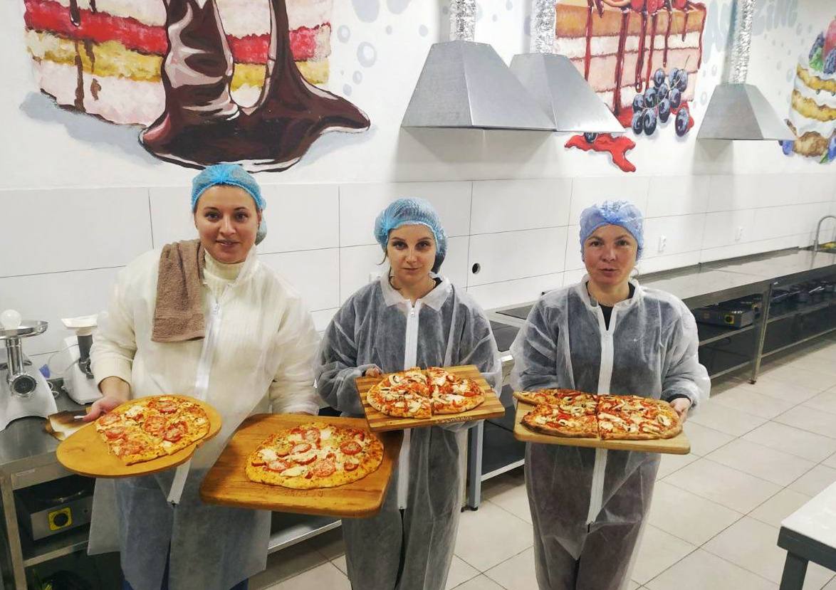 progresylni's tweet photo. 🍕 How about some pizza?
Today at our retraining course for internally displaced persons, the air was filled with the aroma of fresh dough—and inspiration!
@Cegos @glocalshift @ydpont
#SupportIDPs
#Empowerment
#SkillsForLife
#Resilience https://t.co/5dnLuNmxCF