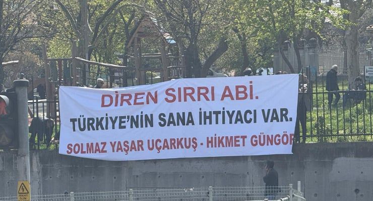 Hastane karşısına pankart asıldı: 'Diren Sırrı abi…'

diken.com.tr/hastane-karsis…