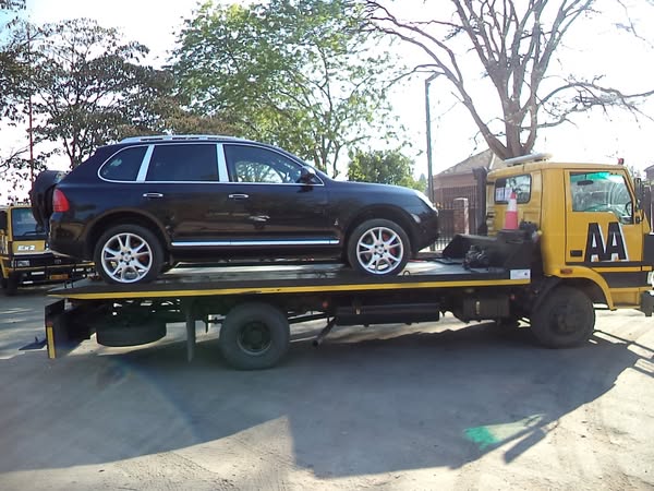 🚗 As we celebrate #Easter2025  and Independence Day, please drive safely! 
🛑 Your loved ones are counting on you. 
If you break down, call us anytime: +263712406033 or +242776760. Have a safe and blessed #Holiday! 
Happy Independence Zimbabwe!  🇿🇼
#RoadSafety 
#BREAKDOWN