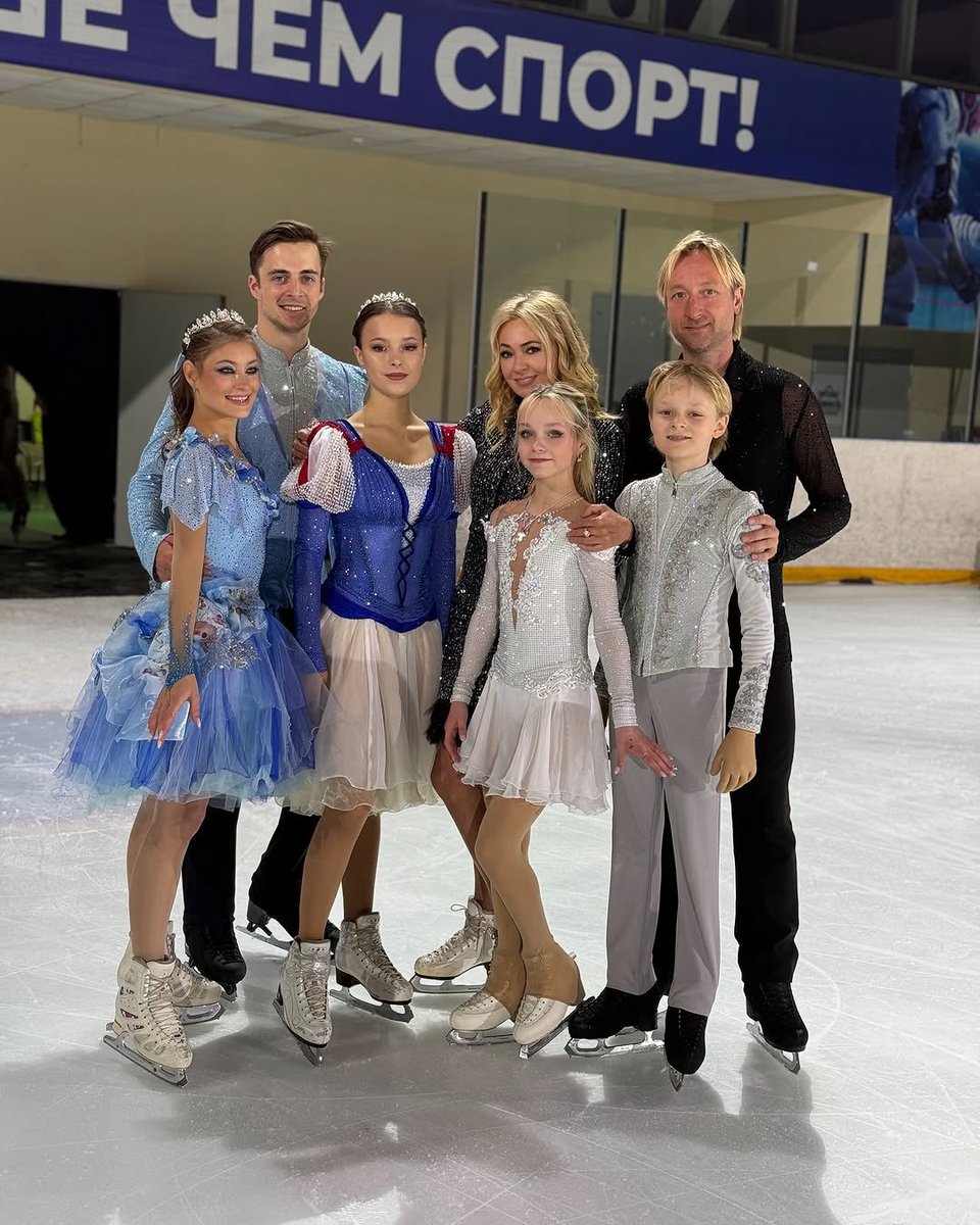 EvgeniPlushenko's tweet image. Кемерово, передаём Вам привет из Иркутска ! 
До встречи 19 апреля на Кузбасс - Арене !
Мы ждем Вас на наших «Сказках Плющенко» ! 
До встречи!Будем топить Кузбасский лёд!