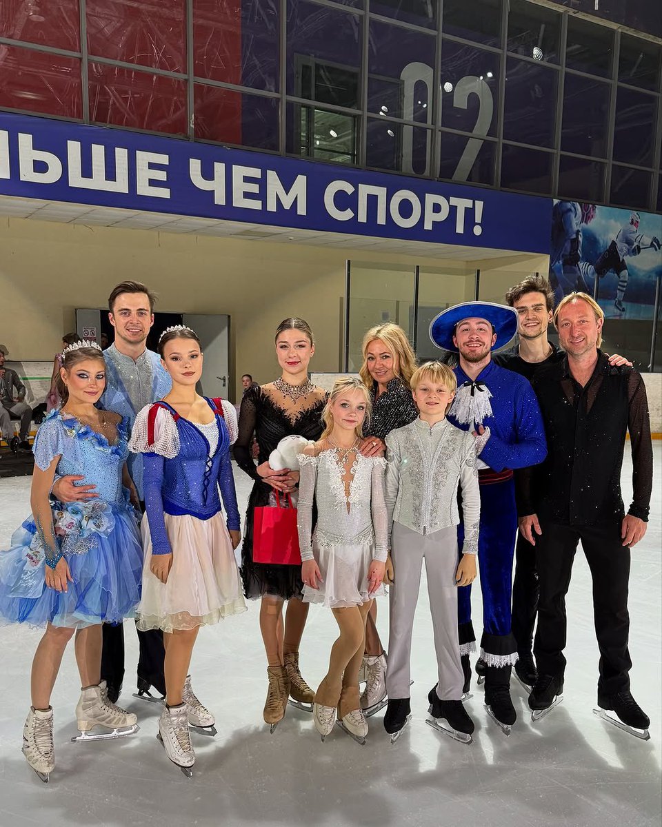 EvgeniPlushenko's tweet image. Кемерово, передаём Вам привет из Иркутска ! 
До встречи 19 апреля на Кузбасс - Арене !
Мы ждем Вас на наших «Сказках Плющенко» ! 
До встречи!Будем топить Кузбасский лёд!