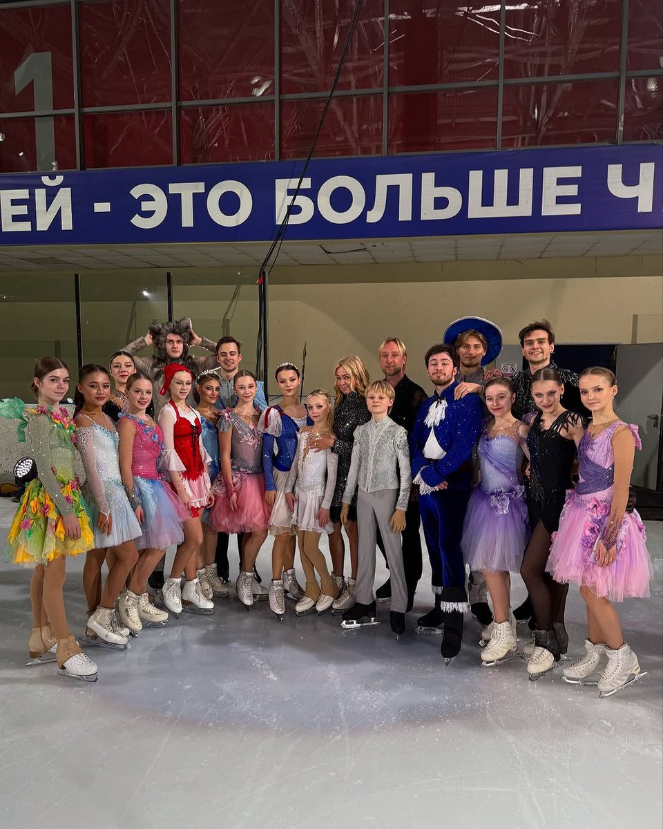 EvgeniPlushenko's tweet image. Кемерово, передаём Вам привет из Иркутска ! 
До встречи 19 апреля на Кузбасс - Арене !
Мы ждем Вас на наших «Сказках Плющенко» ! 
До встречи!Будем топить Кузбасский лёд!