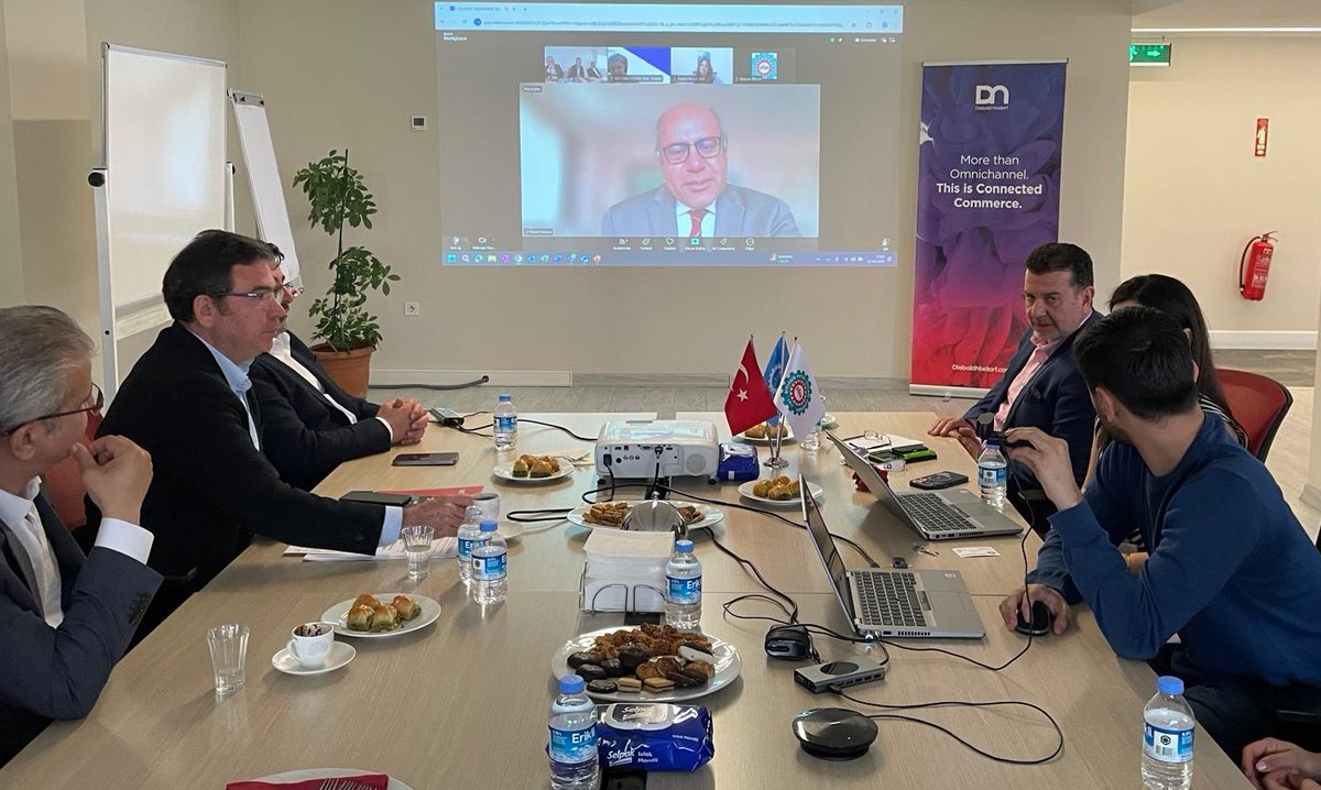 BirlesikMetal's tweet photo. Sendikamız ile İstanbul 1 Nolu Şubemize bağlı #Diebold Nixdorf Teknoloji AŞ işletmesi arasında imzalanan toplu iş sözleşmesinin eki ve tamamlayıcısı olarak, “Çalışma Yaşamında #Şiddet ve #Tacizi Önlemeye Yönelik Politika ve Prosedür Belgesi”, bugün işyerinde gerçekleştirdiğimiz imza töreninde alkışlarla imzalandı. 

Törende Diebold yönetimi, sendikamızın Genel Başkanı Özkan Atar ile merkez ve şube yöneticileri, Kadın Komisyonumuz, işyeri temsilcilerimiz, üyelerimiz ve uzmanlarımız yer aldı. Uluslararası Çalışma Örgütü (ILO) Türkiye Ofisi Direktörü Yasser Ahmed Hasan da zoom bağlantısıyla toplantıya katıldı.

İmza töreninden kareler...