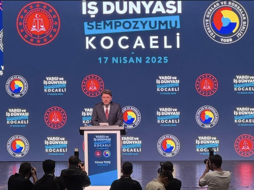 Adalet Bakanımız Sn.Yılmaz TUNÇ’un teşrifleriyle gerçekleşen Kocaeli Yargı ve İş Dünyası Sempozyumuna İlçe Kadın Kolları Başkanımız Nesrin İbrahimoğlu ve yönetim kurulu olarak katılım sağladık.
Adalet ve iş dünyası için hayırlara vesile olsun.🇹🇷
<a href="/yyaseminozdemir/">Yasemin Özdemir 🇹🇷🇹🇷🇹🇷</a> 
<a href="/Nesrinibr/">Nsrnıbrhmoglu</a>