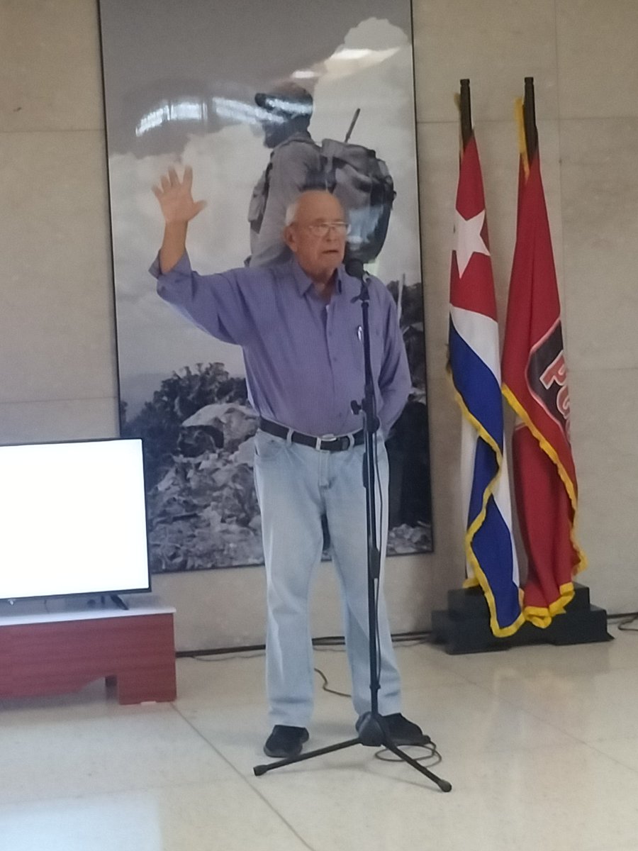 PartidoPCC's tweet photo. Emociona el testimonio de Ramón González Suco, uno de los miles de combatientes que derrocharon coraje y valentía en Girón. Gracias por la hazaña y por compartir sus vivencias con los trabajadores del Comité Central. #64AñosDeGirón https://t.co/Pdbjoq8xfy