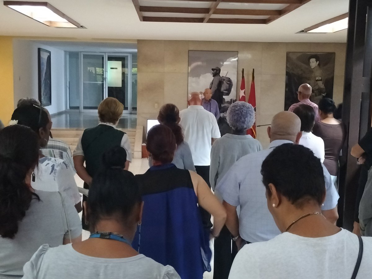 PartidoPCC's tweet photo. Emociona el testimonio de Ramón González Suco, uno de los miles de combatientes que derrocharon coraje y valentía en Girón. Gracias por la hazaña y por compartir sus vivencias con los trabajadores del Comité Central. #64AñosDeGirón https://t.co/Pdbjoq8xfy