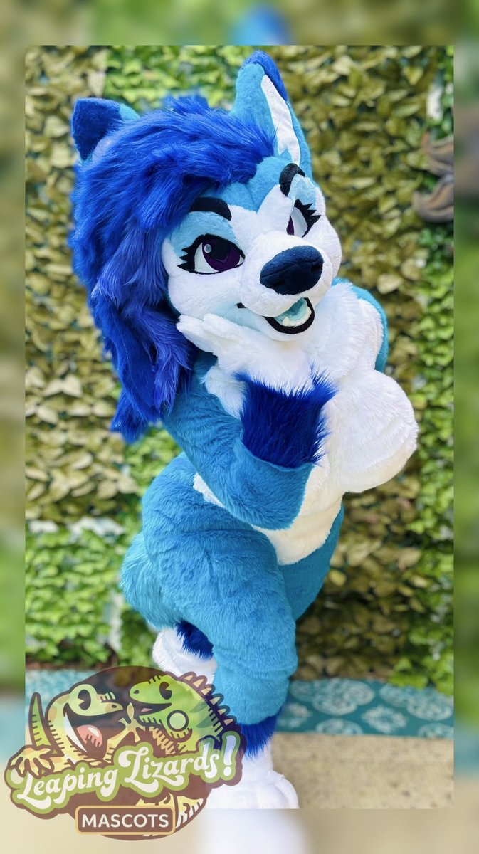 LLMCostumes's tweet image. Some foxy ladies to start your day!🦊🔥💕