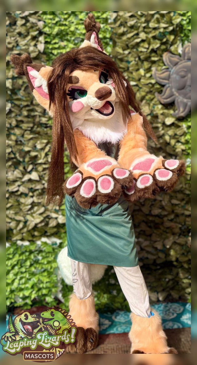 LLMCostumes's tweet image. Some foxy ladies to start your day!🦊🔥💕