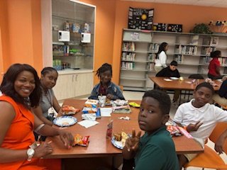 RooseveltMS_PBC's tweet photo. 📷 Big congratulations to all the students for achieving straight A's for the third quarter!  We celebrated with a pizza party hosted by Principal McLawrence. 📷 Scholars, keep up the amazing work! 📷 #RMSway #Operatinginexcellence #StraightAs #PrincipalPizzaParty https://t.co/GxAh2Kwvna