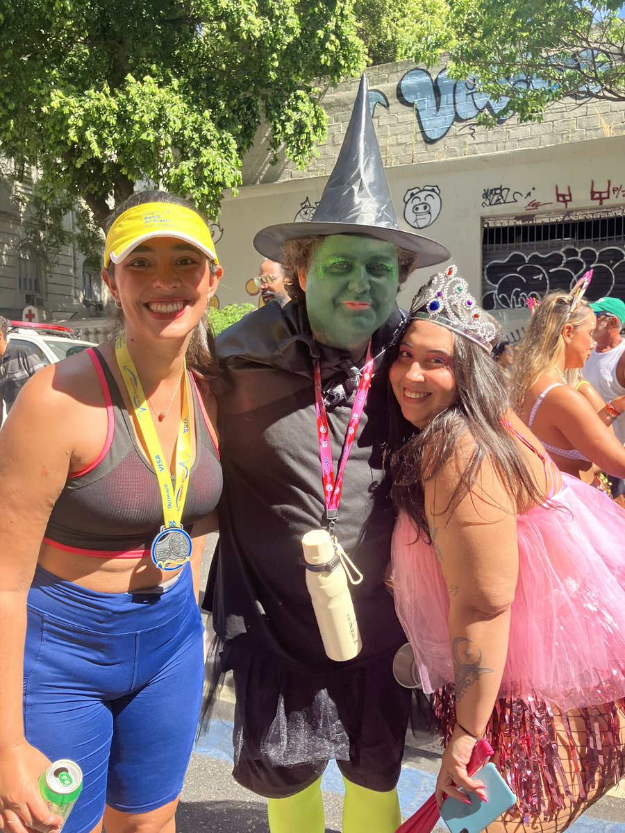 Também tenho foro
Com a Elphaba e a Glinda da Shopee. Será que um dia vai com as originais do BR?