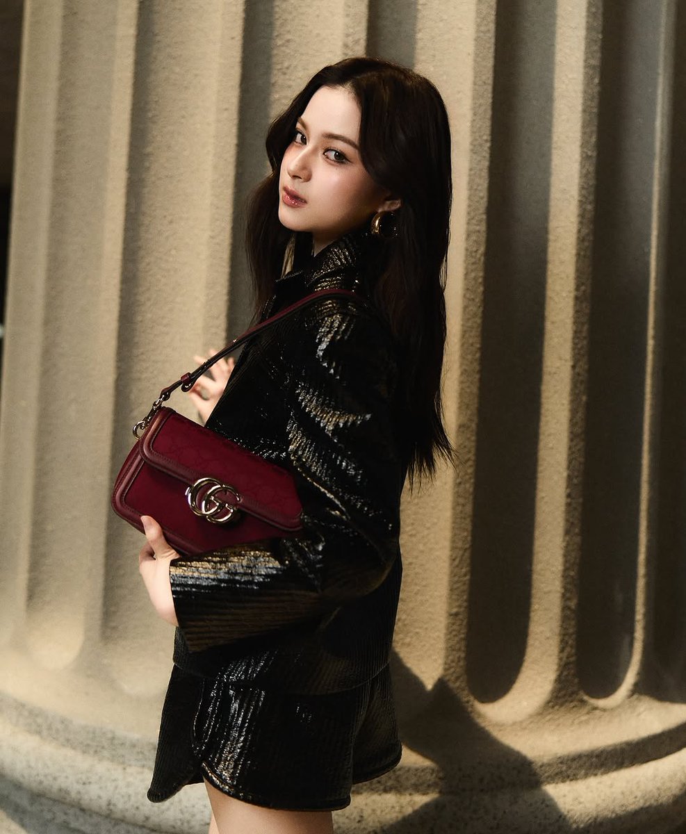 primiitrend's tweet photo. โอ้พระเจ้า แพงมากและน่าหลงใหลมาก @gucci 🖤

#primiily #GucciSS25 
#guccitheartofsilk @primiily1_ https://t.co/JniaDr6MCx