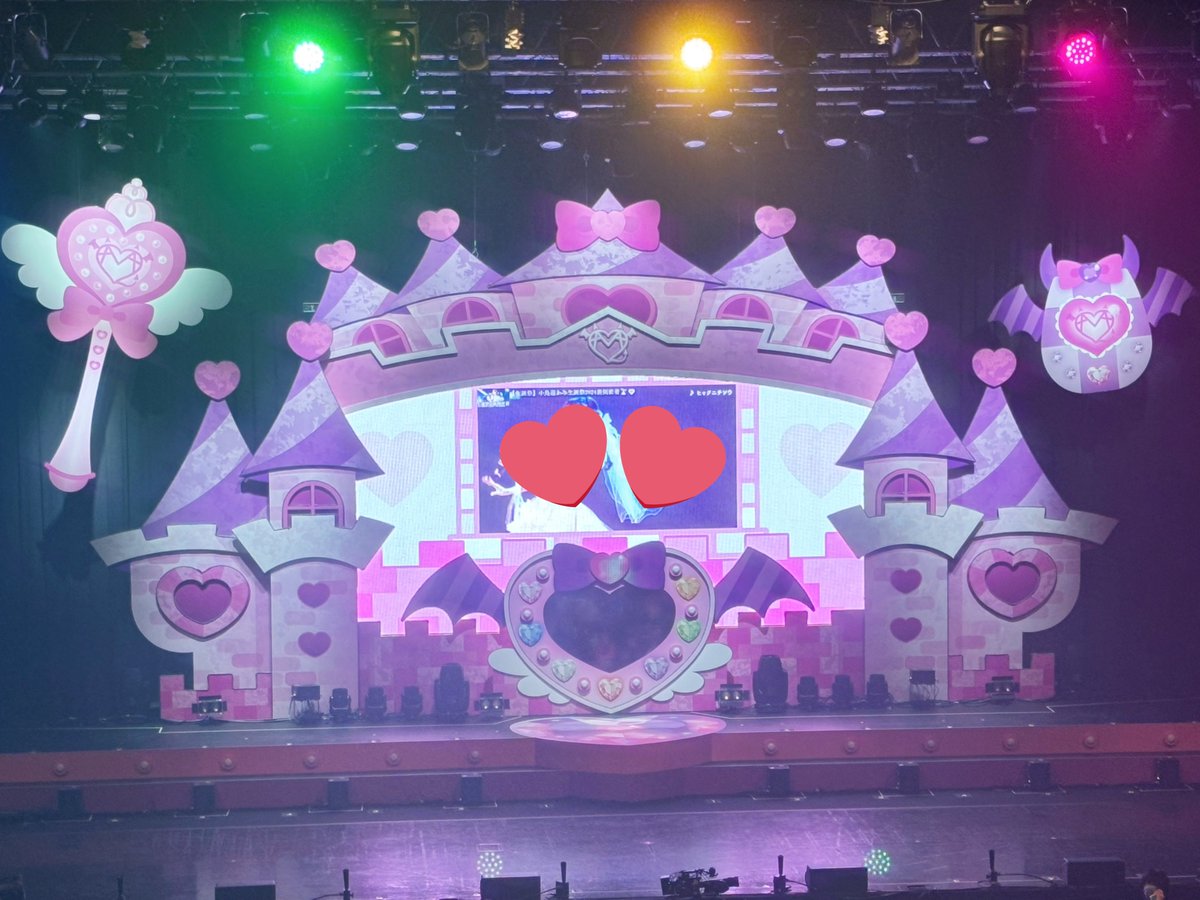 aka_d_817's tweet image. AVAMさんの #AVAM2周年Zepp 
 #DevilUp 観に行ってきました❤️⛓️ 

初めてLIVE拝見させていただいたのですが
とにかくアイドル…アイドルかわいい…
かわいすぎて心キュンキュン🫰🏻🥹

そして踊りながらあの歌唱力はなんなの…
とにかく感無量でした❕🧸
セットも可愛かった〜💕︎&amp;gt;  ̫ &amp;lt;