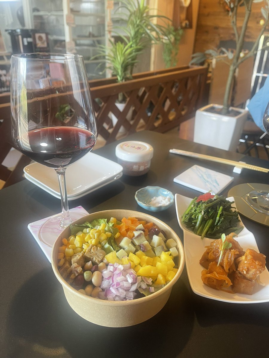 YayoiSuu's tweet photo. 夜はヴィーガン「BIOLA」店でチョイ飲みです🍷
サラダ美味〜🥗
高野豆腐の麻婆豆腐風は定番お気に入りです😊👍
#大和市
#BIOLA https://t.co/ZGNUO6st9m
