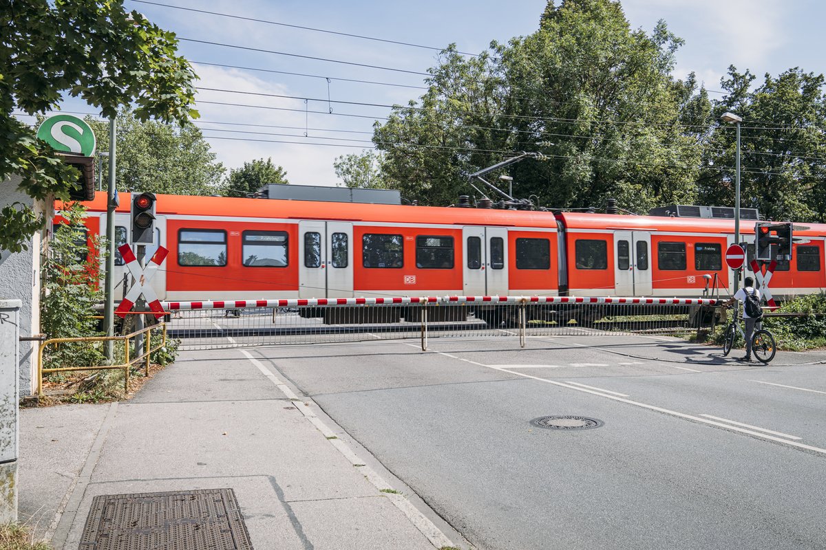 streckenagent_M's tweet photo. #S5: Zwischen #Aying und #Kreuzstraße ist die Strecke gesperrt und die S-Bahnen wenden in #Aying. Ein Ersatzverkehr ist eingerichtet. Grund hierfür sind technische Defekte an mehreren Bahnübergängen. Weitere Informationen: https://t.co/bbDgteaafo https://t.co/pBJiOPDyMO