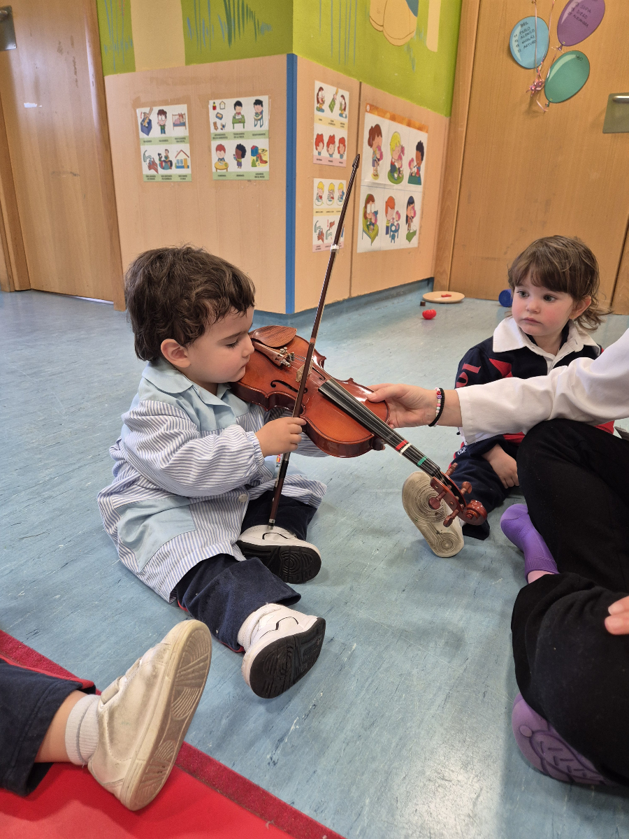 La pasada semana nuestros pequeños de 1 y 2 años pudieron disfrutar de la música del violín 🎻, un nuevo instrumento para ellos. Han disfrutado de bonitas melodías 🎶, además de acercarse a este instrumento tan especial. #LogosNurserySchool