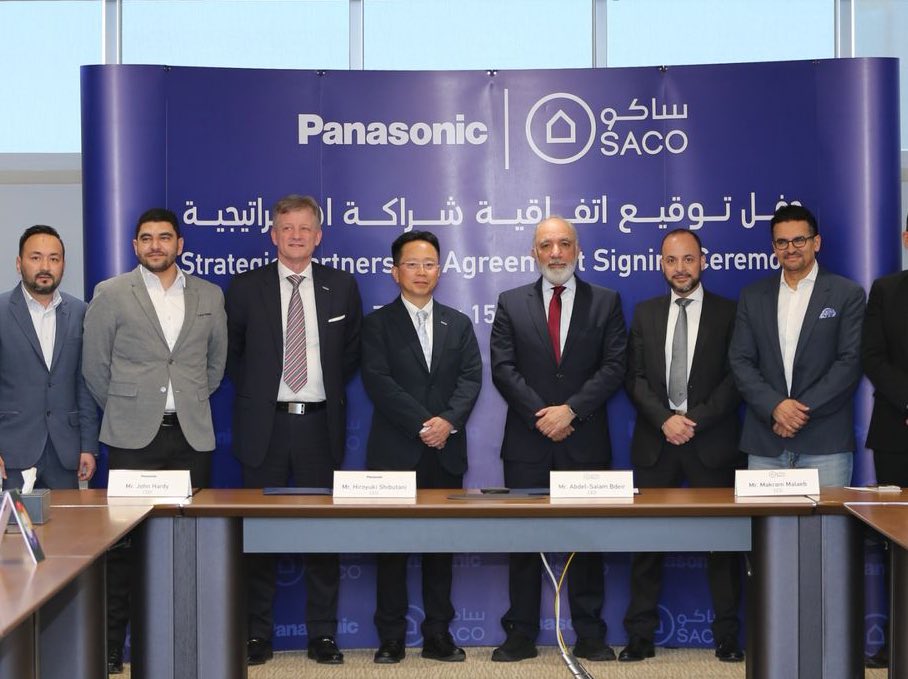 Saco_KSA's tweet photo. وقعت شركة #ساكو اتفاقية شراكة استراتيجية مع شركة #باناسونيك اليابانية، تهدف إلى أن تكون ساكو مركز بيع رئيسي للأجهزة المنزلية الكبيرة، بما في ذلك الغسالات و الثلاجات والمكيفات ، وتأتي هذه الخطوة في إطار استراتيجية ساكو لتعزيز تنوع منتجاتها وتقديم أفضل تجربة وخدمة لعملائها.
وقد وقع الاتفاقية من جانب ساكو الرئيس التنفيذي أ/ عبدالسلام بدير، ومن جانب باناسونيك الرئيس التنفيذي السيد/ هيرويوكي شيبوتاني.