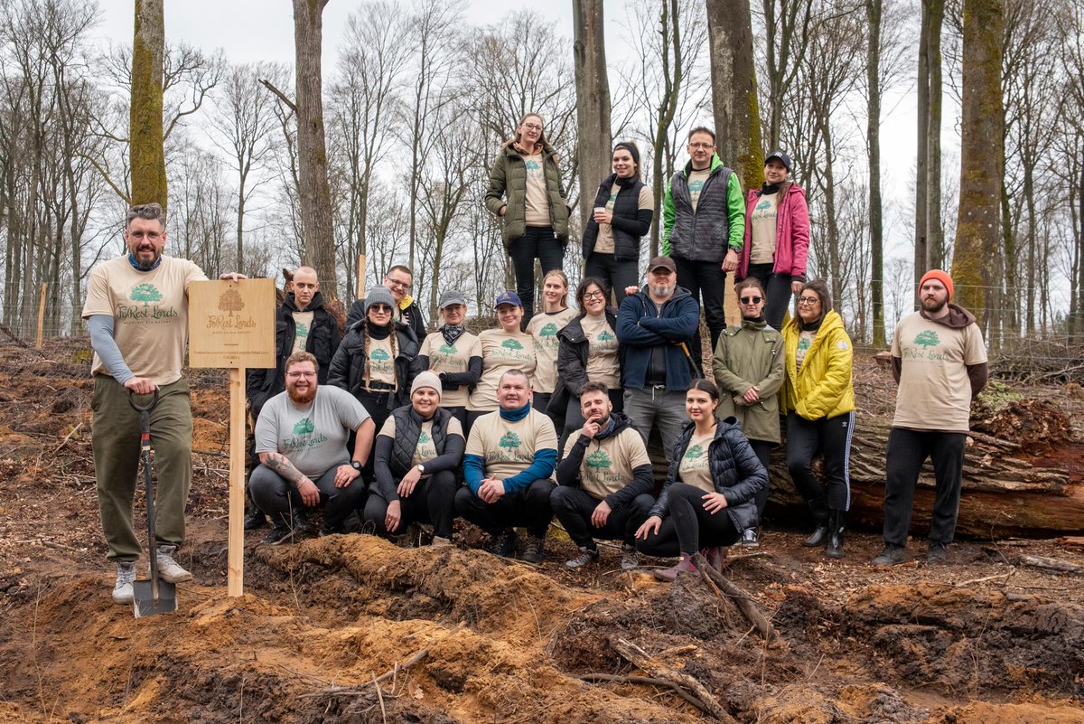 RestLords's tweet photo. FoRest Lords znów w terenie! Za nami kolejny, wspaniały dzień pachnący leśną ziemią, świeżym powietrzem i… satysfakcją. 😊🌱

Relacja z tegorocznego sadzenia drzew już na blogu: https://t.co/QGa6AG8M4r https://t.co/uq4JT8XKsx