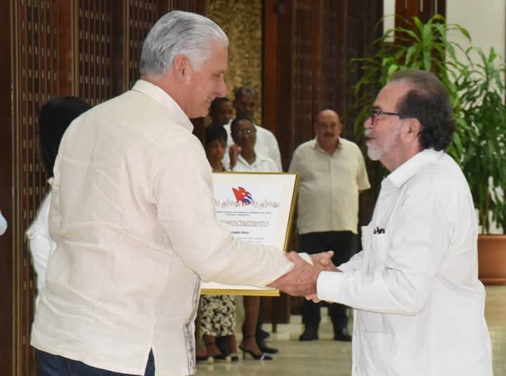 Un abrazo inmenso a nuestro rector, quien estuvo entre los cuadros y trabajadores del @Partido que ayer fueron reconocidos por su entrega y consagración a la organización. Es una dicha tenerlo y que sea referente para los jóvenes que le acompañamos en la <a href="/UniversidadPCC/">Universidad del PCC Ñico López</a>.