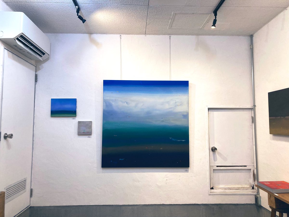 kaorisugai's tweet photo. 設営ほぼ完了✌️明日から個展です！過去作品中心！私は床に平置きで絵を描くのですが、描いてる時と壁に飾った時の見え方の違いが気になってたので今回平置き展示チャレンジできて嬉しさ楽しさドキドキ。どうなるかな〜
個展は4/18-29まで！11-18:00 
雑司が谷、展示室showroomさんにて🙌 https://t.co/t2EyXCfECm
