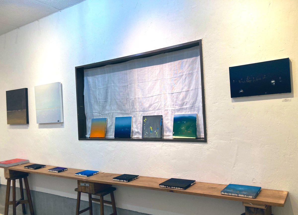 kaorisugai's tweet photo. 設営ほぼ完了✌️明日から個展です！過去作品中心！私は床に平置きで絵を描くのですが、描いてる時と壁に飾った時の見え方の違いが気になってたので今回平置き展示チャレンジできて嬉しさ楽しさドキドキ。どうなるかな〜
個展は4/18-29まで！11-18:00 
雑司が谷、展示室showroomさんにて🙌 https://t.co/t2EyXCfECm