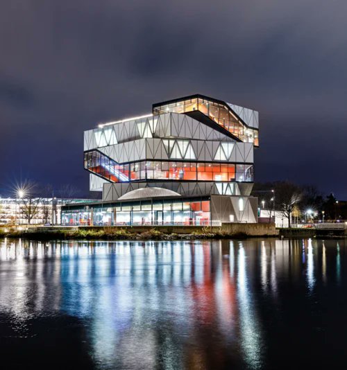 DH_Danmark's tweet image. "De særligt kraftfulde og alligevel elegante kædemotorer fra CDP-serien er perfekte til dette. De bevæger og holder de 4,6 meter høje og 1,5 tons tunge vinduer, som hver især kun er understøttet af fire hængsler, absolut sikkert til enhver tid."

Læs : ow.ly/Opaw50Vt20S