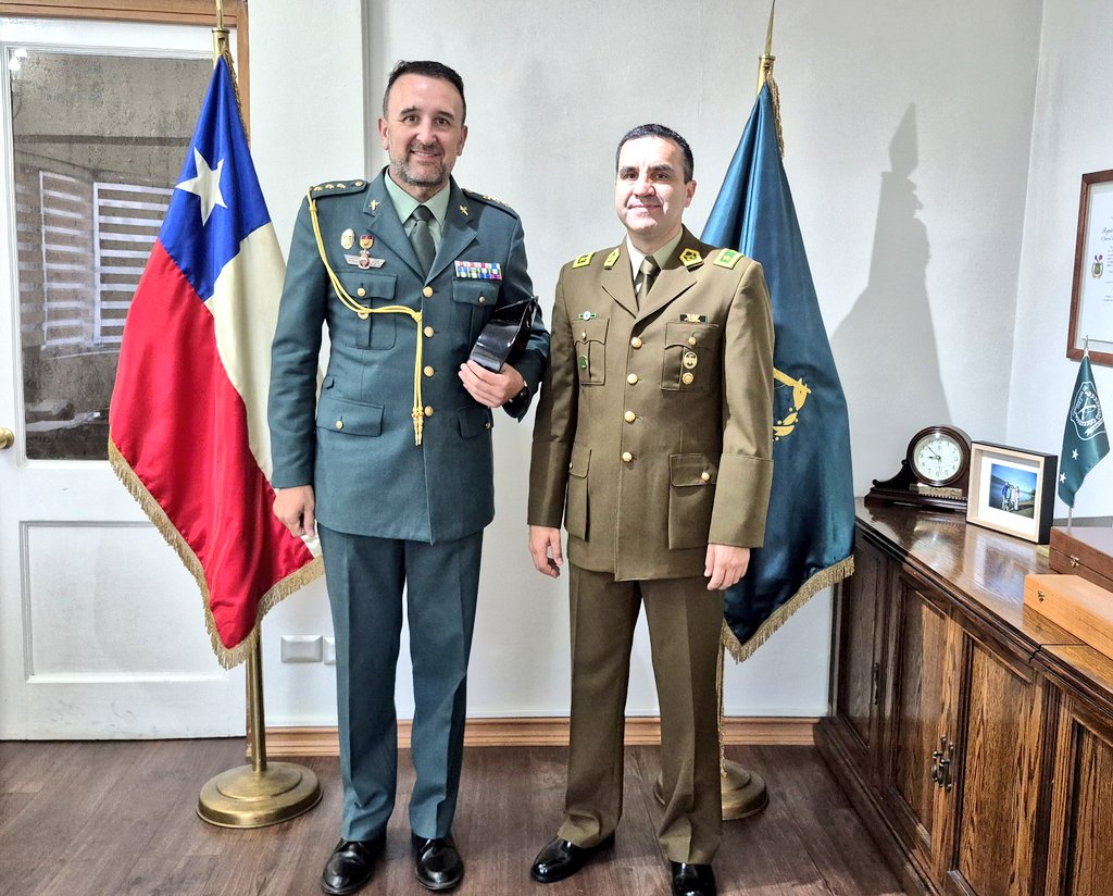 CarabBioBio's tweet photo. El Gral Renzo Miccono recibió la visita del Coronel Miguel Angel Aguirre de la Guardia Española, agregado policial en Chile, compartiendo experiencias y abordando temas sobre el trabajo que realizan ambas Instituciones por el bienestar y la seguridad de la ciudadanía. https://t.co/P12PvdT84T