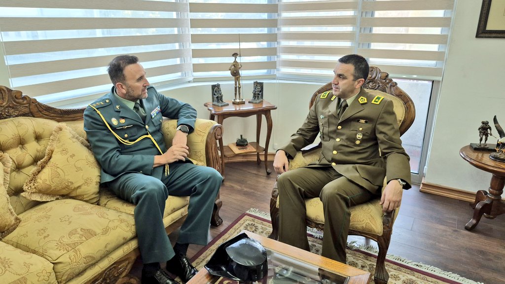 CarabBioBio's tweet photo. El Gral Renzo Miccono recibió la visita del Coronel Miguel Angel Aguirre de la Guardia Española, agregado policial en Chile, compartiendo experiencias y abordando temas sobre el trabajo que realizan ambas Instituciones por el bienestar y la seguridad de la ciudadanía. https://t.co/P12PvdT84T
