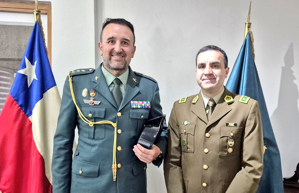 CarabBioBio's tweet photo. El Gral Renzo Miccono recibió la visita del Coronel Miguel Angel Aguirre de la Guardia Española, agregado policial en Chile, compartiendo experiencias y abordando temas sobre el trabajo que realizan ambas Instituciones por el bienestar y la seguridad de la ciudadanía. https://t.co/P12PvdT84T