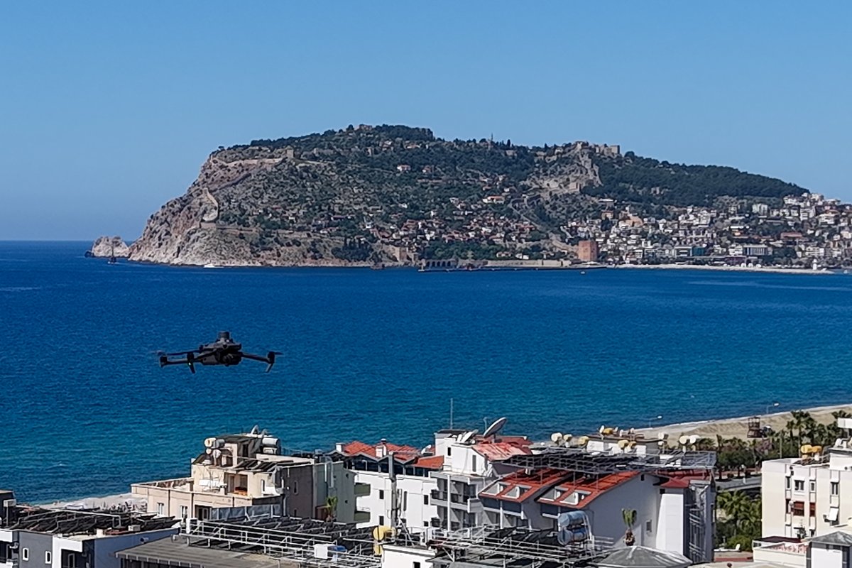 ALANYABLD's tweet photo. Kentsel Dönüşüm Müdürlüğümüz, Alanya’nın mevcut yapı stokunu, kent dokusunu ve gelecekte karşılaşabileceği riskleri analiz ederek kapsamlı bir Kentsel Dönüşüm Strateji Belgesi hazırlamak üzere önemli bir çalışmayı hayata geçirdi. Kentimizin havadan çekilecek görüntüleriyle başlayan bu detaylı çalışmayla riskli alanlar tespit edilecek, afetlere dirençli ve yaşanabilir bir şehir için yol haritası belirlenecek.

Ayrıntılar: https://t.co/lIthafICuE