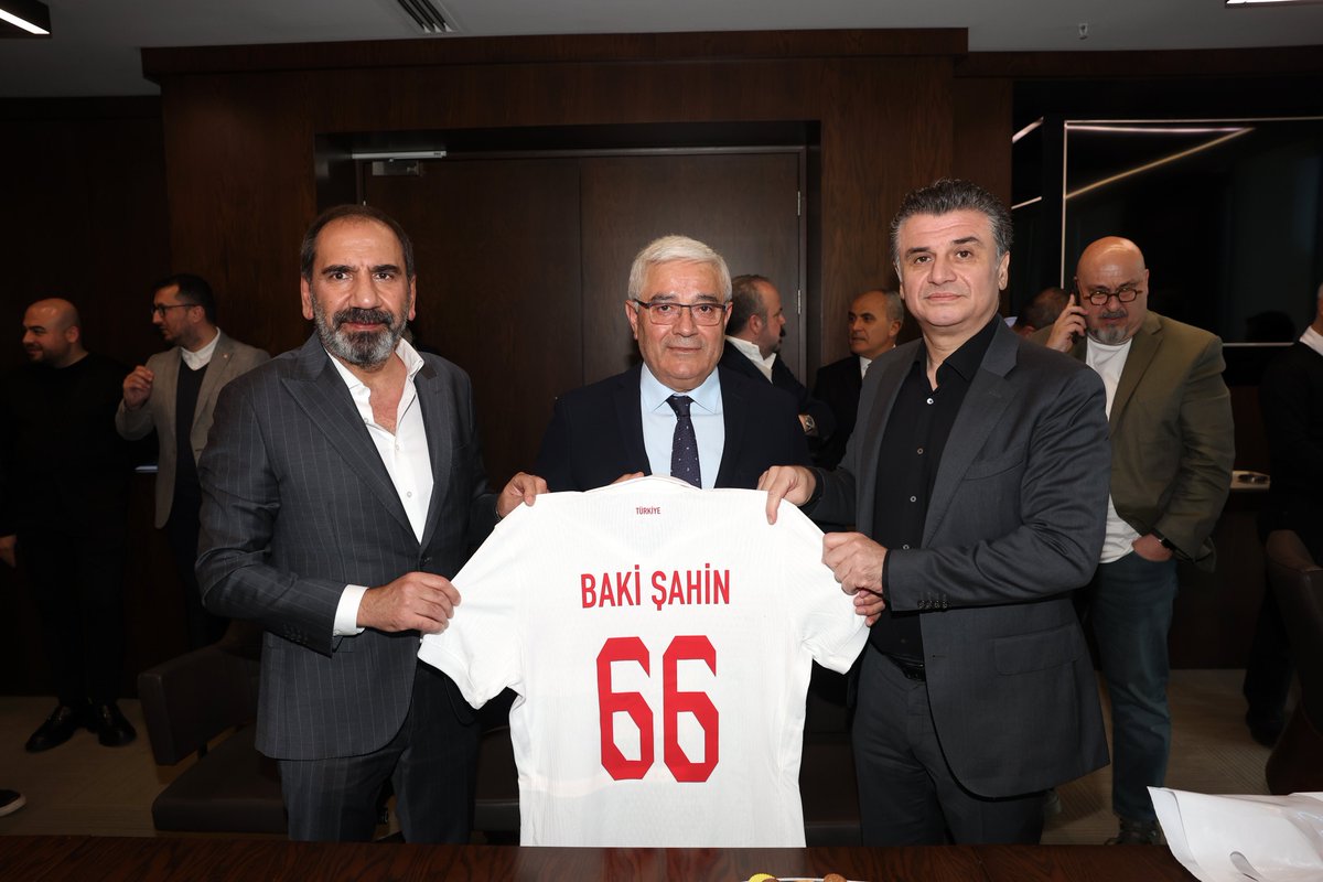 Türkiye Futbol Federasyonu'nda 1990 yılından bu yana görev yapan ve bu süre zarfında Temsilci ve Gözlemci İşleri Müdürlüğü, Temsilciler Kurulu Direktörlüğü, Hakem İşleri Direktörlüğü, İnsan Kaynakları Direktörlüğü, Akreditasyon Sorumluluğu, Millî Takım müsabakalarında