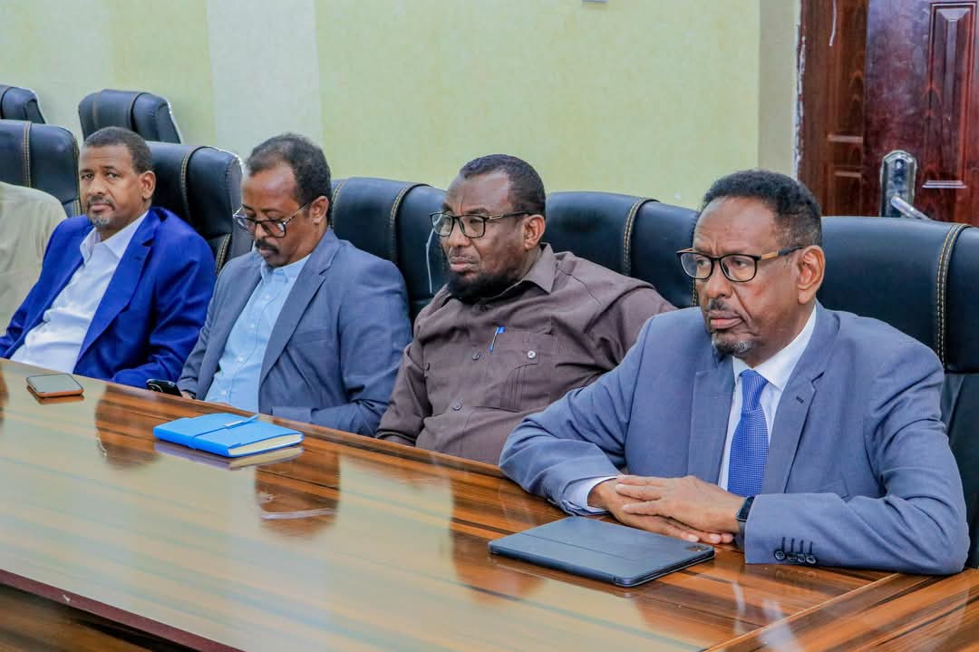 SSCKhatumoTv's tweet photo. Hoggaamiyaha Dawlad-goboleedka SSC-Khaatumo, Mudane Cabdiqaadir Axmed Aw-Cali ayaa guddoomiyey shirkii ugu horreeyey ee Golaha wasiirrada ka dib Safarkii #Socdaalmidnimo ee Raysal Wasaaraha iyo weftigiisu ku yimaaddeen deegaanka dawlad goboleedka SSC-Khaatumo. https://t.co/XCPKIZW3dn
