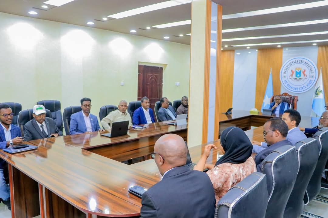 SSCKhatumoTv's tweet photo. Hoggaamiyaha Dawlad-goboleedka SSC-Khaatumo, Mudane Cabdiqaadir Axmed Aw-Cali ayaa guddoomiyey shirkii ugu horreeyey ee Golaha wasiirrada ka dib Safarkii #Socdaalmidnimo ee Raysal Wasaaraha iyo weftigiisu ku yimaaddeen deegaanka dawlad goboleedka SSC-Khaatumo. https://t.co/XCPKIZW3dn