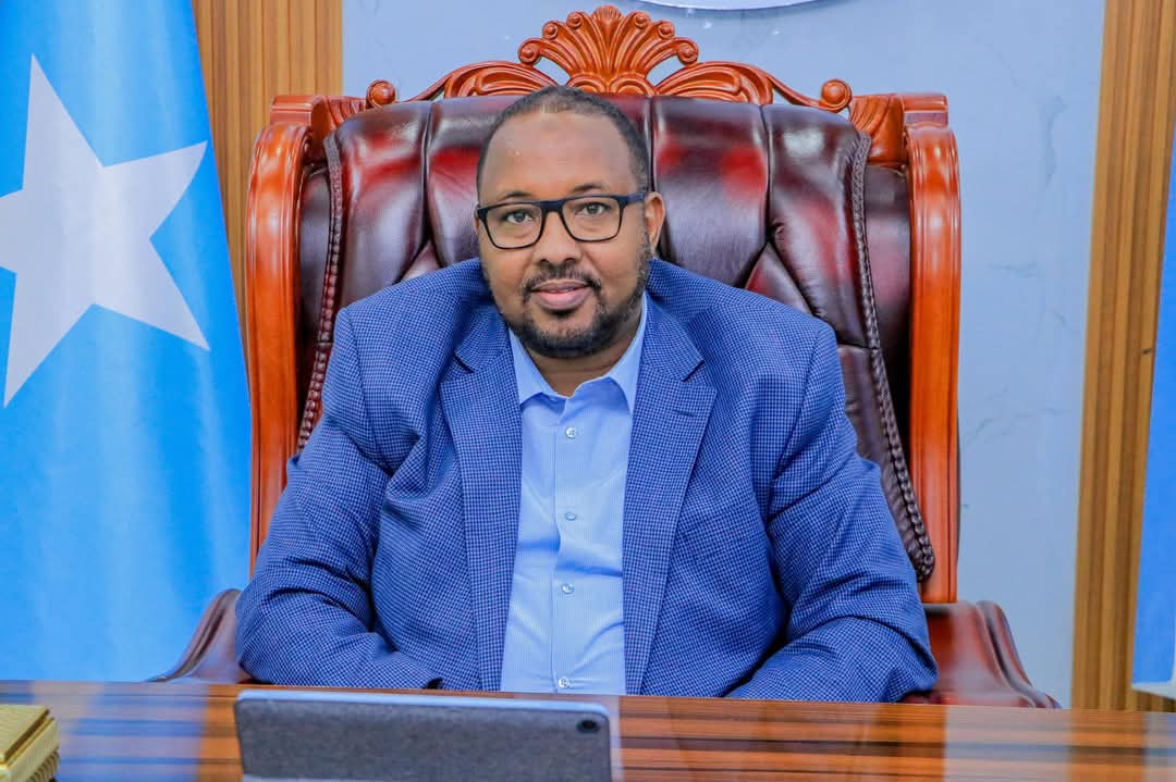 SSCKhatumoTv's tweet photo. Hoggaamiyaha Dawlad-goboleedka SSC-Khaatumo, Mudane Cabdiqaadir Axmed Aw-Cali ayaa guddoomiyey shirkii ugu horreeyey ee Golaha wasiirrada ka dib Safarkii #Socdaalmidnimo ee Raysal Wasaaraha iyo weftigiisu ku yimaaddeen deegaanka dawlad goboleedka SSC-Khaatumo. https://t.co/XCPKIZW3dn