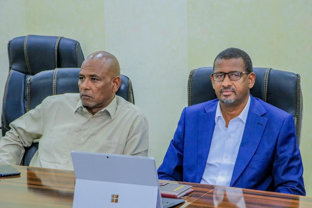 SSCKhatumoTv's tweet photo. Hoggaamiyaha Dawlad-goboleedka SSC-Khaatumo, Mudane Cabdiqaadir Axmed Aw-Cali ayaa guddoomiyey shirkii ugu horreeyey ee Golaha wasiirrada ka dib Safarkii #Socdaalmidnimo ee Raysal Wasaaraha iyo weftigiisu ku yimaaddeen deegaanka dawlad goboleedka SSC-Khaatumo. https://t.co/XCPKIZW3dn