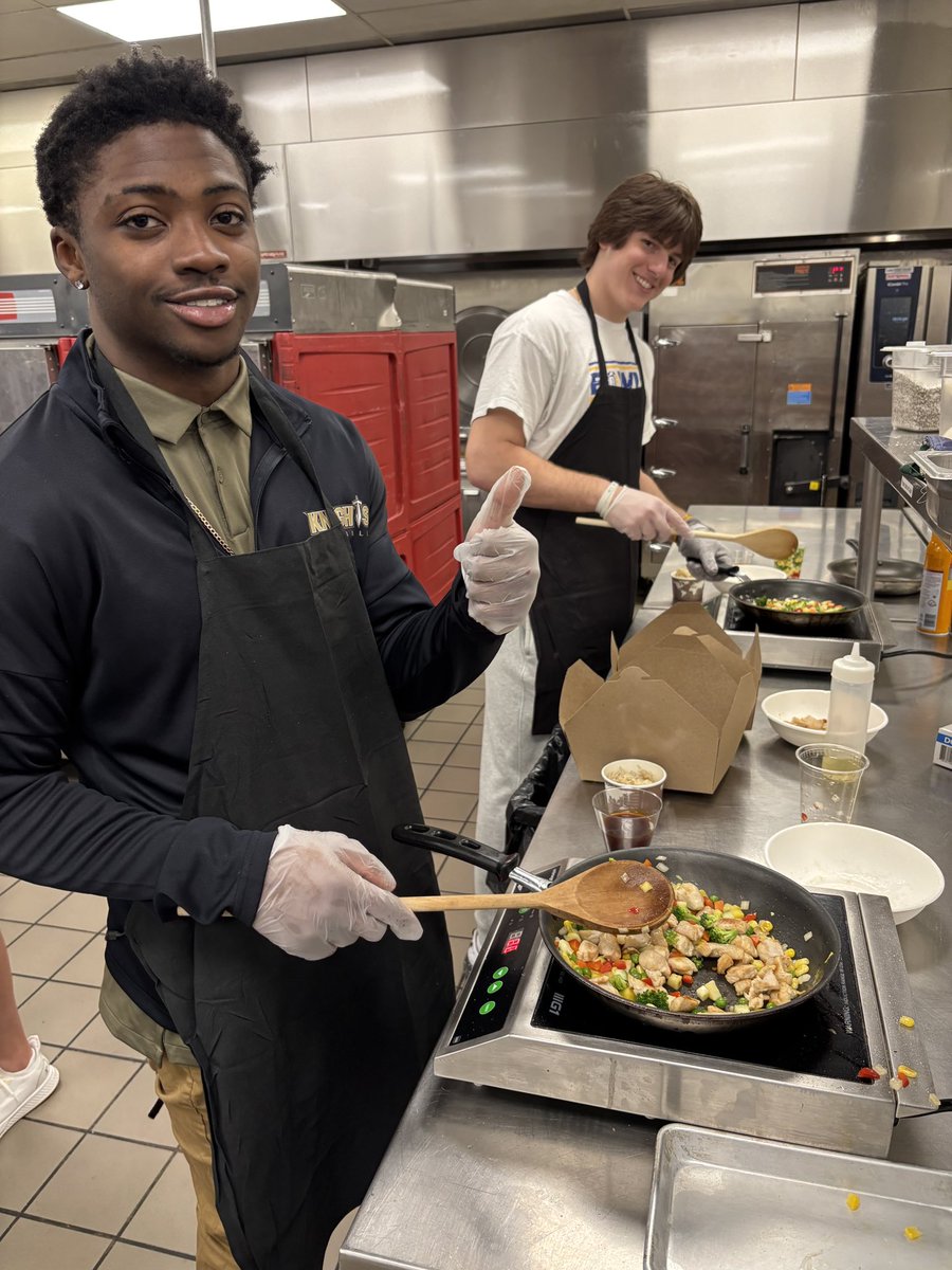 Pitt_FUEL's tweet photo. In the kitchen cookin’ stir fry! #H2P https://t.co/T5GWq3ZL3Y