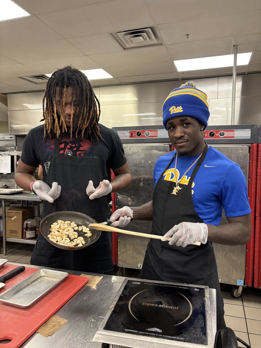 In the kitchen cookin’ stir fry! #H2P