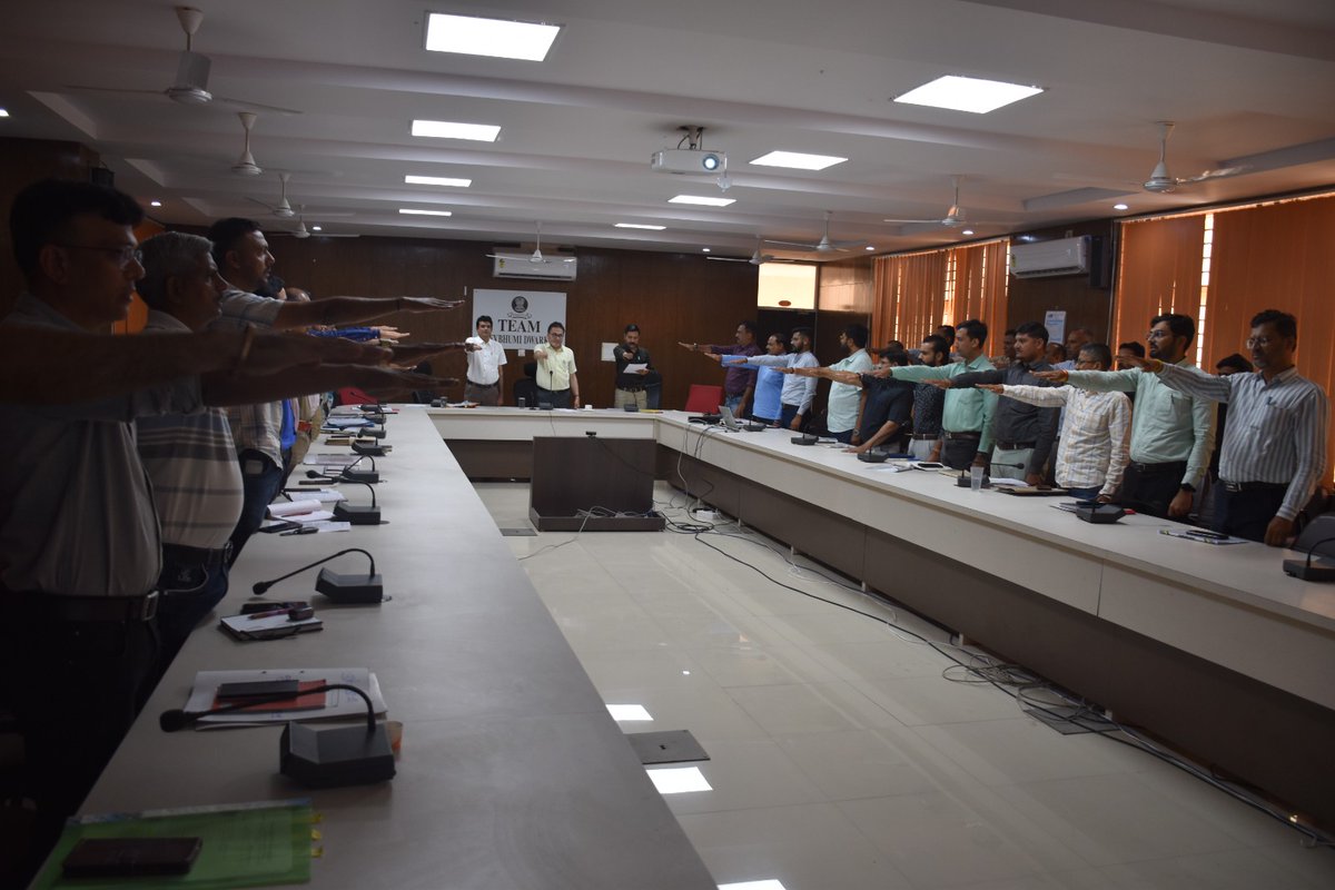 COLLECTORDWK's tweet photo. તા. ૮ થી ૨૨ એપ્રિલ-૨૦૨૫ સુધી  "પોષણ પખવાડિયા"ની ઉજવણી અંતર્ગત યોજાયેલ બેઠકમાં પોષણ શપથ લેવામાં આવ્યા. તેમજ પોષણ પખવાડિયાની ઉજવણી થીમ મુજબ થાય તેવી સુચના આપવામાં આવેલ.
#PoshanPakhwada2025 https://t.co/fe7QBYLhrb