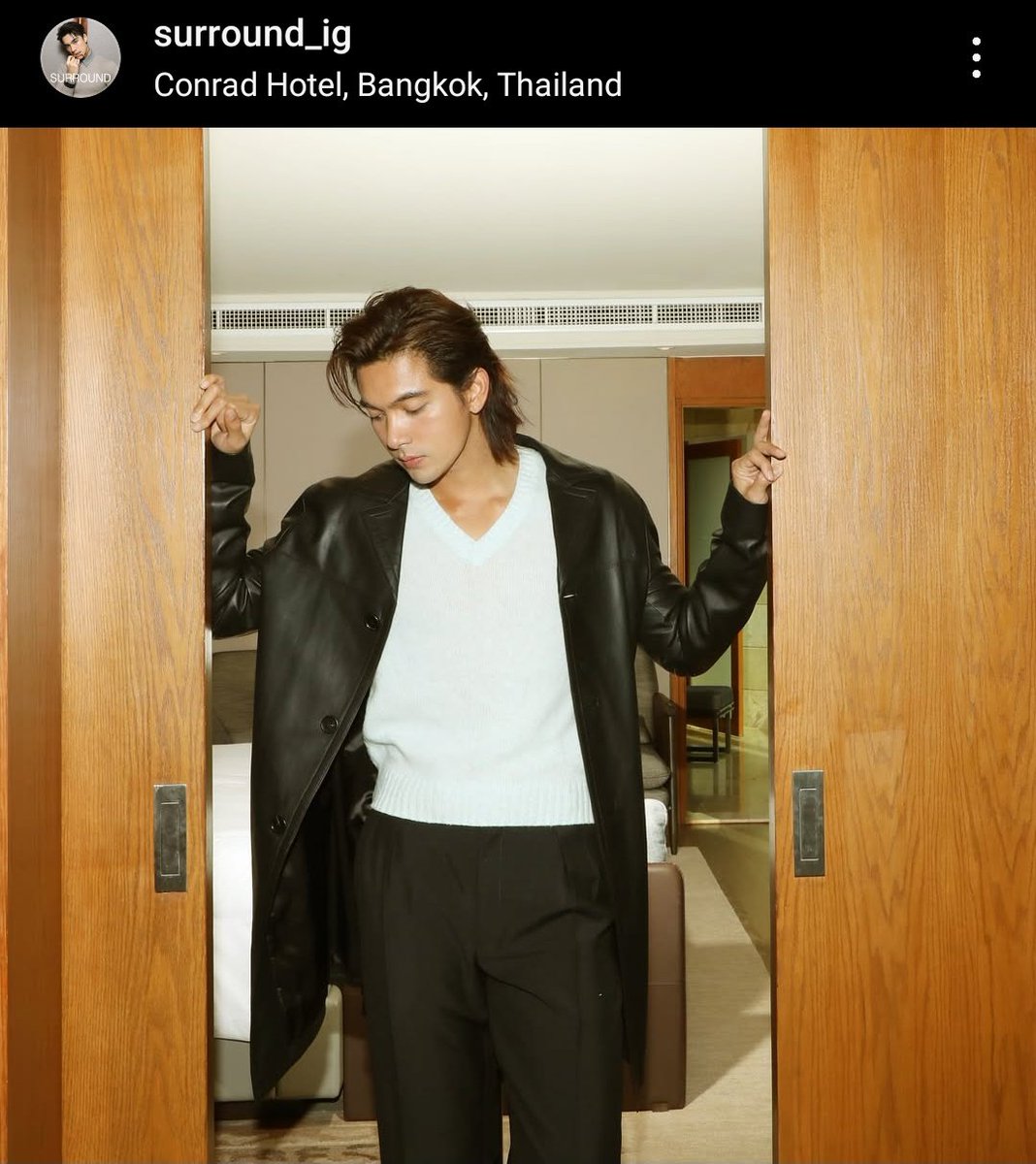 Sasa197723's tweet photo. งาน surround กับพี่เข้ม ดีย์งามทุกลุคจริงๆ👏👏💕
Kem Hussawee at Conrad Bangkok
#surround
#เข้มหัสวีร์ #hussaweee
#conradbangkok #conradhotel
#conradbangkokhotel
#hamiltonth #hamiltonwatch
#prada
Cr : surround_ig https://t.co/QrORZKpTvC