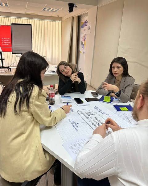 CNTMoldova's tweet photo. 🇪🇺 Instruirea „Rolul societății civile în procesul de aderare la UE” s-a încheiat cu succes!
20 de tineri activi au explorat etapele integrării și au contribuit cu idei pentru implicarea OSC-urilor.
🙌 Integrarea europeană e despre NOI! #UE #Tineret #SocietateCivilă https://t.co/q3cgvtCQ1o