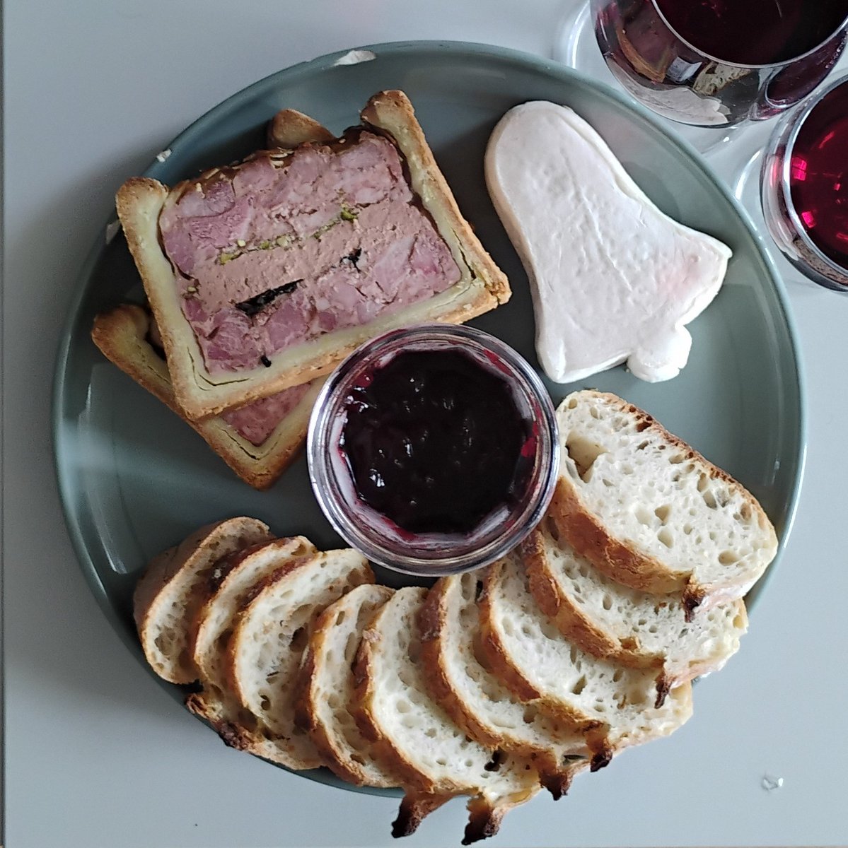 pâté en croute de canard, bread w goat cheese and cherry jam, beaujolais nouveau