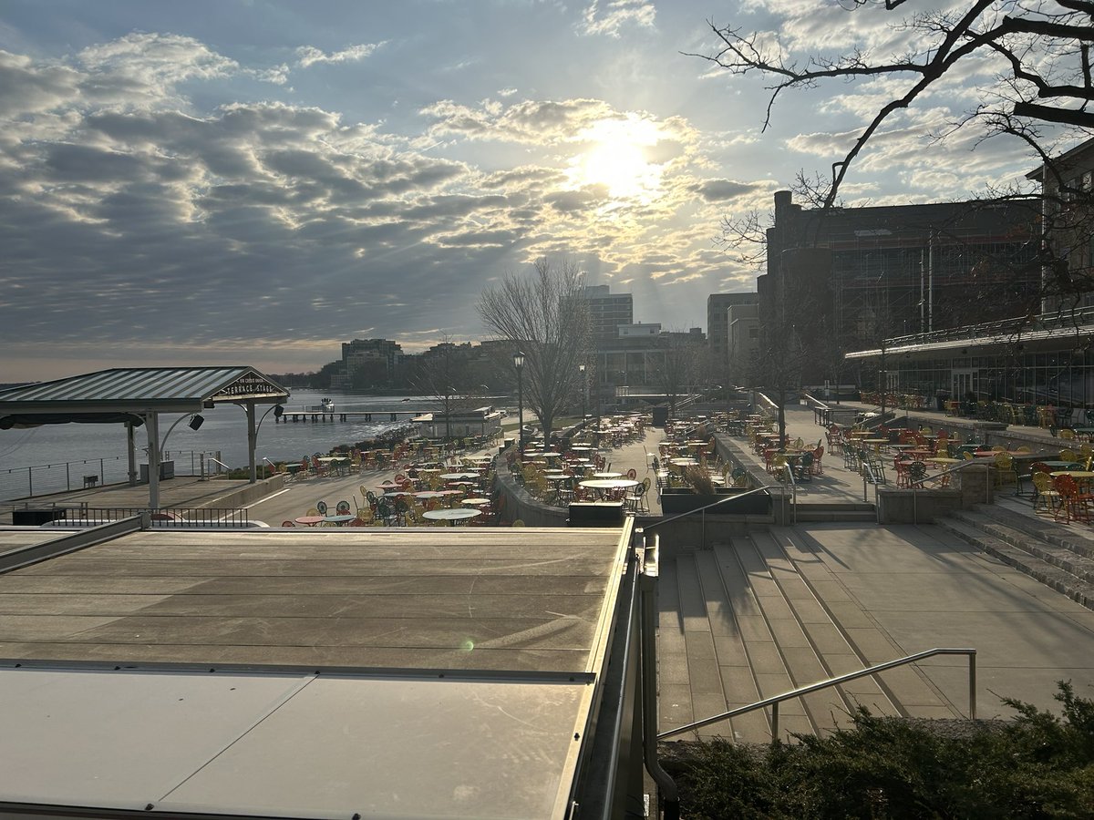 RB_Rainmaker's tweet photo. The Alma Mater still hugs the soul. #UWMadison https://t.co/79sFis2Afb