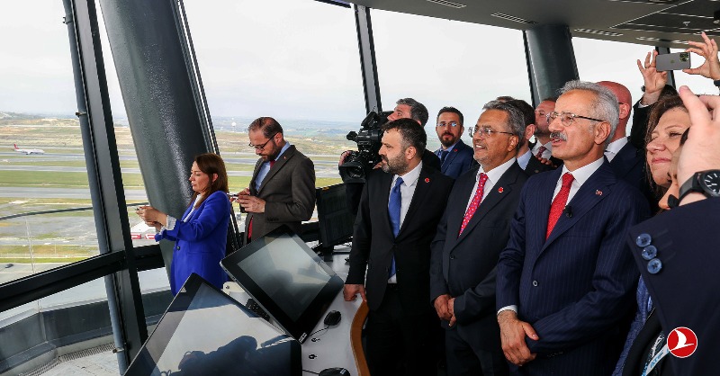 TK_TR's tweet photo. Avrupa'nın En İyi Havayolu olarak; @igairport ‘ta gerçekleştirdiğimiz 3 uçaklı eş zamanlı kalkış operasyonumuz ile Avrupa'da bir ilke imza attık. ✈️

Havacılık tarihinde bir dönüm noktasına daha tanıklık etmenin gururunu yaşıyoruz.

@a_uraloglu @UABakanligi

#TürkHavaYolları