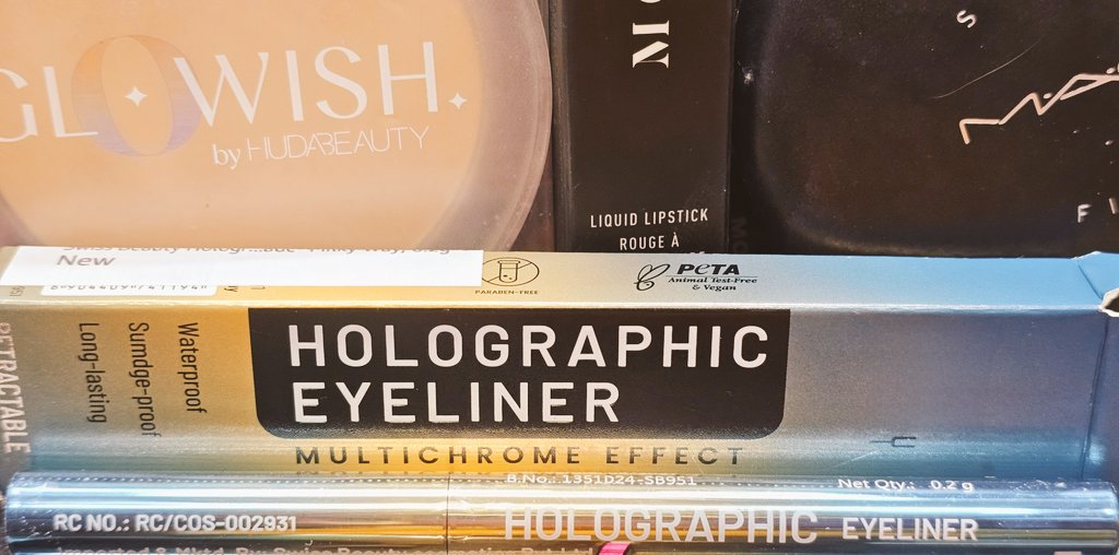 dard_e_disco_'s tweet photo. Okay real quick— #ladies, have y’all ever used holographic eyeliner? ✨ Because this thing is GLOWING like a galaxy. 🤩 I'm trying it out this #weekend. 💅 Reviews? Warnings? Hype? Drop it all. 👇 
#makeup #TrendingNow 
#multichrome