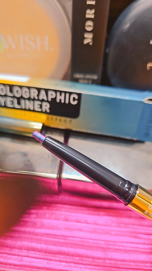 dard_e_disco_'s tweet photo. Okay real quick— #ladies, have y’all ever used holographic eyeliner? ✨ Because this thing is GLOWING like a galaxy. 🤩 I'm trying it out this #weekend. 💅 Reviews? Warnings? Hype? Drop it all. 👇 
#makeup #TrendingNow 
#multichrome